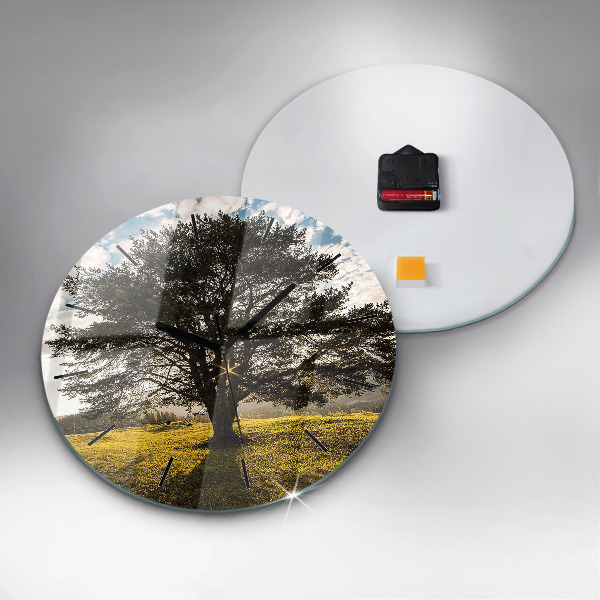 Horloge ronde Un arbre sur une colline