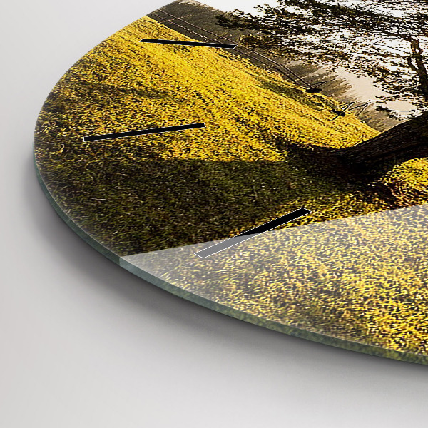 Horloge ronde Un arbre sur une colline