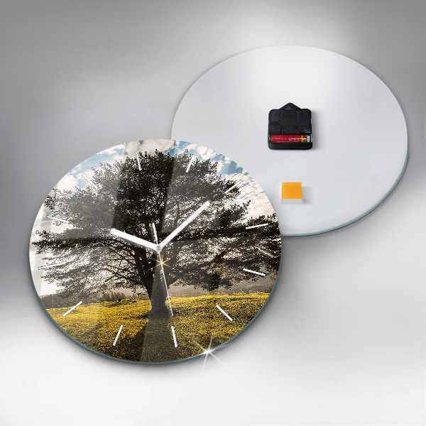 Horloge ronde Un arbre sur une colline