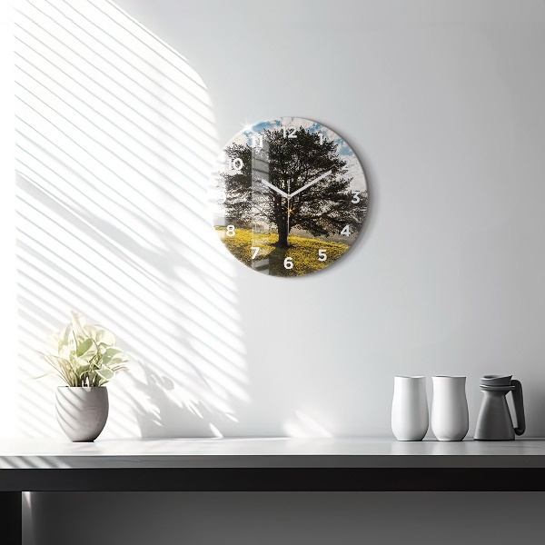 Horloge ronde Un arbre sur une colline