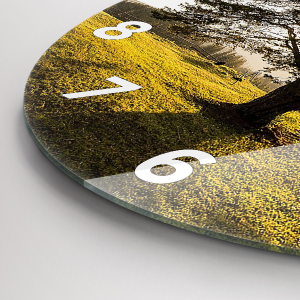 Horloge ronde Un arbre sur une colline