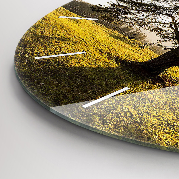 Horloge ronde Un arbre sur une colline