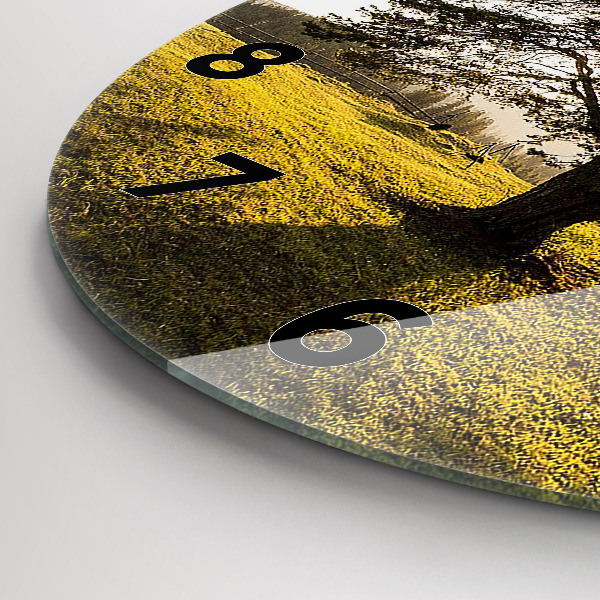 Horloge ronde Un arbre sur une colline