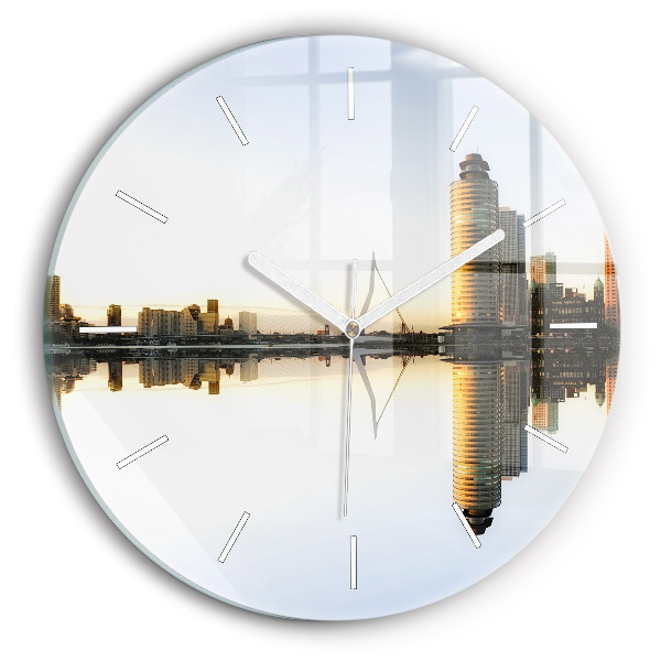 Horloge ronde Une ville sur la rivière