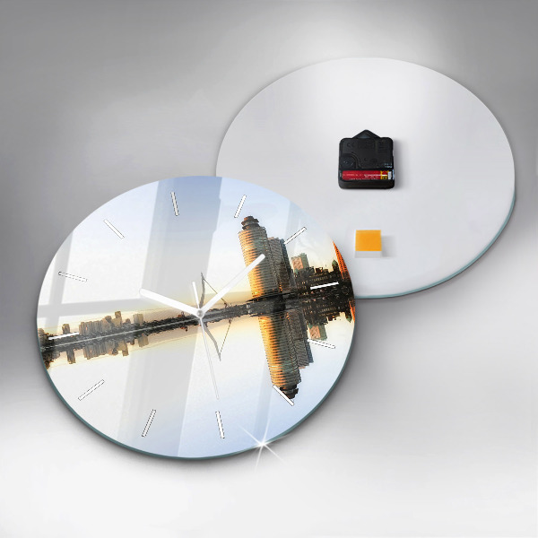 Horloge ronde Une ville sur la rivière