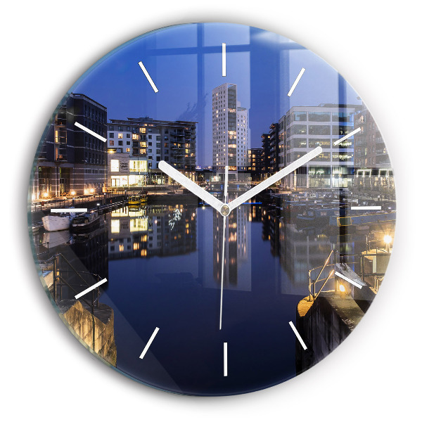 Horloge ronde La ville illuminée la nuit