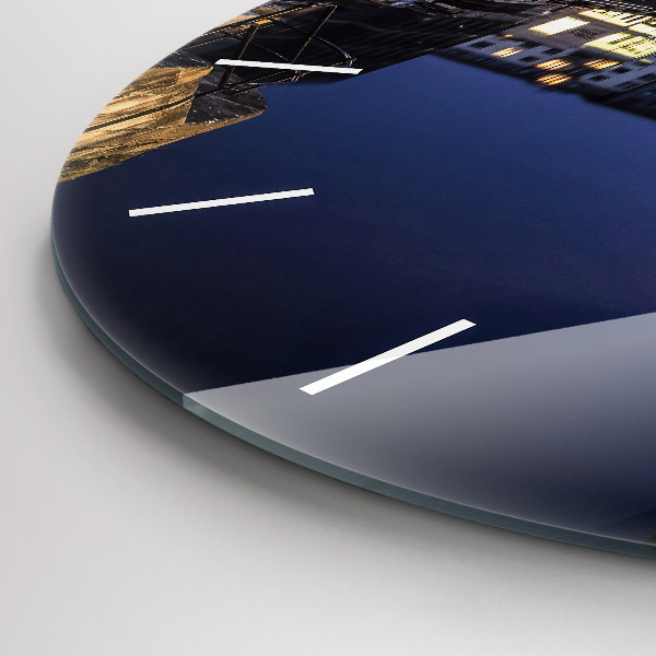 Horloge ronde La ville illuminée la nuit