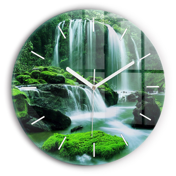 Horloge ronde Cascade parmi la mousse