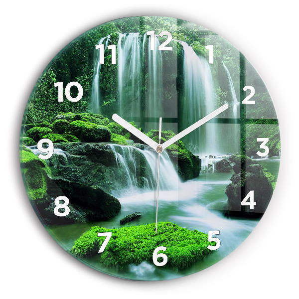 Horloge ronde Cascade parmi la mousse