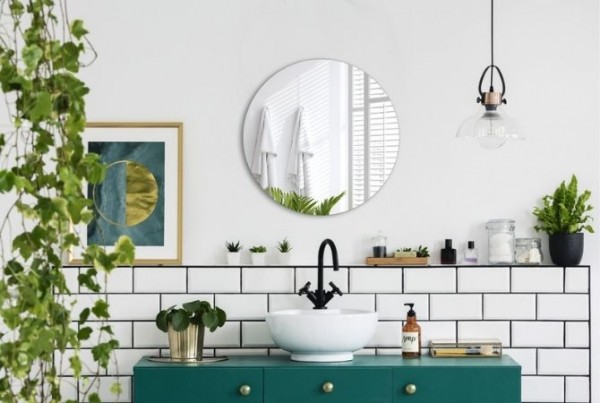 Quel miroir pour une salle de bains blanche ?